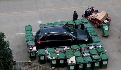 汽車被垃圾桶包圍是被惡搞還是得罪人了？