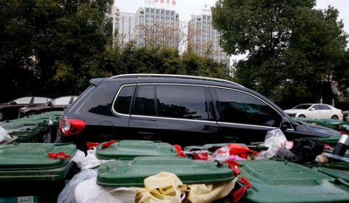 汽車被垃圾桶包圍是被惡搞還是得罪人了？