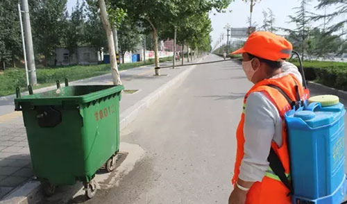 致敬環(huán)衛(wèi)工人，細心消除垃圾桶邊的蚊蠅